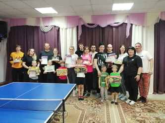 Сергей Агапов наградил участников районного турнира по настольному теннису "К спорту всей семьёй!"